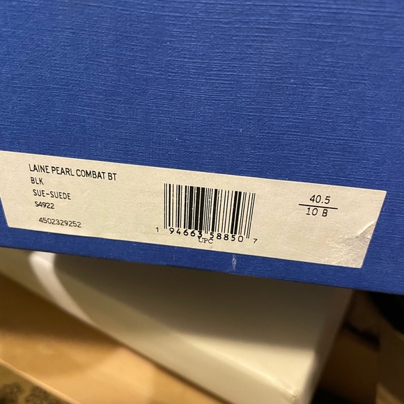 Sz 10. NWT Lustrous faux pearls add a subversive, feminine charm to combat boot - Picture 10 of 15